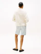 Sweater color crema de punto trenzado con cuello redondo y corte holgado.