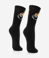 Par de medias negras de caña alta con estampa de bola 8 en llamas.