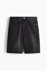 Bermuda de denim negro, corte relaxed, con cinco bolsillos y largo hasta la rodilla.