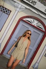 Top marrón de tejido de punto con escote halter y espalda descubierta.