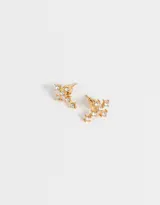 Par de aros pasantes dorados con forma de cruz e incrustaciones de strass.