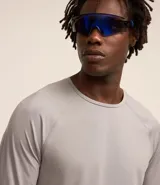 Remera deportiva gris de manga larga con tecnología Dry Fit y mangas raglán.