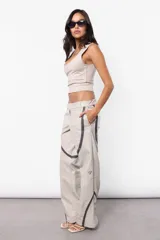 Top de microfibra color beige, sin mangas, tipo musculosa irregular con escote cuadrado y corte ajustado.