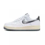 Zapatillas urbanas Nike Air Force 1 '07, color blanco con detalles en gris brillante en el logo y el talón.
