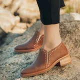 Zapato de cuero color marrón claro con taco de madera de 4cm y elástico en el empeine.