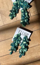 Aros colgantes hechos a mano en porcelana color borgoña, con forma de brotes irregulares.