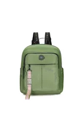 Mochila verde militar con bolsillo frontal, cierre superior y llavero desmontable con la inscripción "Enjoy Trendy". Tiene correas de hombro negras con la inscripción "Enjoy Now".