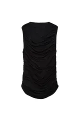 Top básico negro sin mangas con cuello redondo y diseño drapeado.