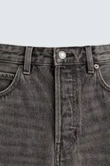 Pantalón de jean celeste de corte recto, con cinco bolsillos, efecto lavado y cierre frontal con botones.
