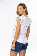 Remera color beige con estampado floral, cuello redondo y mangas cortas con volados.