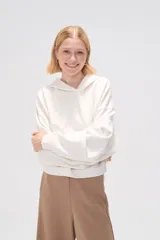 Canguro negro con capucha y mangas largas abullonadas.