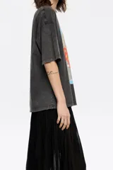 Camiseta color crema de algodón con estampado de un cuadro con borde celeste, con una mano sosteniendo una flor y el texto "Bimba y Lola".