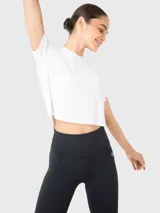 Remera corta negra de tela suave, con cuello redondo y mangas cortas.