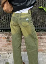 Pantalón jean de tiro alto, corte recto y color verde oliva con efecto desgastado.