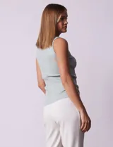 Musculosa color beige en tejido acanalado, marca Tahari, con cuello a la base y sin mangas.