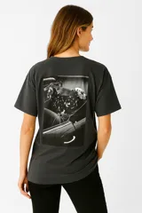 Remera negra de algodón con estampa frontal con la frase "More Glitter" en color rosa.