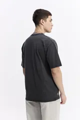 Remera lisa color beige de corte oversize, con escote redondo y mangas cortas.