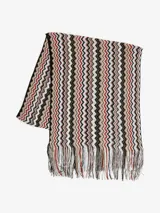 Bufanda tipo pañuelo de tejido suave con diseño en zigzag multicolor característico de la marca Missoni.