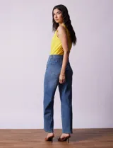 Pantalón de jean azul de tiro alto y pierna ancha, marca Djeans. Tiene pretina con pasadores, botón y cierre. Cuenta con bolsillos delanteros y traseros.