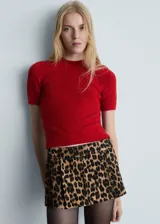 Buzo de punto rojo con cuello redondo y mangas cortas.