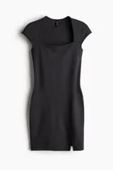 Vestido corto negro de punto, ajustado al cuerpo, con escote cuadrado, mangas japonesas y abertura lateral.