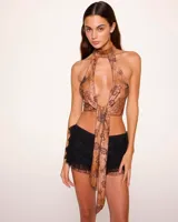 Top color marrón con estampado floral, estilo pañuelo con cuello halter y espalda descubierta con detalle de avío artesanal.