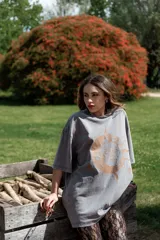 Remerón gris con cuello redondo y mangas cortas, con estampado de sol y luna en color ocre.