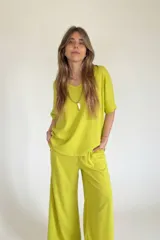 Conjunto de lino color lima, compuesto por un remerón de mangas cortas y un pantalón palazzo.
