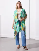Kimono tejido con estampado geométrico en tonos verde, amarillo y marrón. Tiene mangas amplias estilo japonés y terminación de ruedo con borlas.
