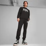 Pantalón de jogging chupín negro con logo Puma estampado en blanco en la pierna izquierda.