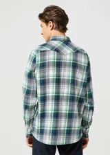 Camisa Wrangler de hombre a cuadros verdes, azules y blancos, de manga larga, con dos bolsillos frontales con cierre de botón y cuello americano.