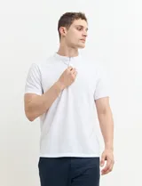 Remera manga corta con cuello mao y media botonadura, color azul.