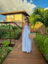 Vestido largo con estampado vichy celeste y blanco, corpiño elastizado tipo smock con breteles finos regulables con detalle de mostacillas artesanales.