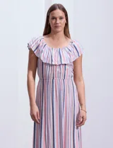 Vestido largo de modal estampado a rayas verticales en tonos azul, rojo, blanco y gris. Tiene cuello redondo con volados y cintura elastizada.