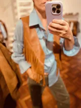 Chaleco de cuero ovino italiano color marrón, con flecos hechos a mano y corte boho chic.