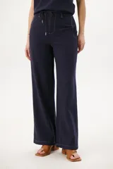 Pantalón de lino azul marino de corte recto con cintura alta y cordón ajustable. Presenta costuras en contraste color blanco.