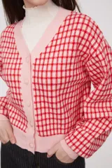 Cardigan de punto con estampado de cuadros en tonos rojo y rosa, de corte holgado y mangas largas.