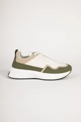 Zapatillas de gamuza con recortes en tonalidades beige y verde, suela alta de 4 cm.