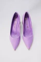 Zapatos de tacón color mostaza de cuero, con punta fina y tacón cuadrado forrado en cuero tipo madera.