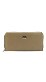 Billetera larga color beige con cierre alrededor, múltiples compartimentos para tarjetas y un bolsillo con cierre en el interior. Incluye monedero con cierre en la parte trasera.
