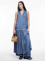 Vestido largo gris de viscosa con efecto gastado, sin mangas, escote halter y tira fina para anudar al cuello tipo choker. Falda con recorte y frunces.