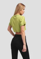 Remera cropped de algodón color blanco con estampado de media naranja en el pecho, corte holgado y cuello redondo.