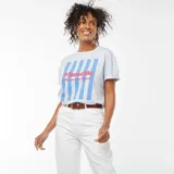 Camiseta celeste de manga corta con estampado de rayas verticales azules y texto 'Marseille' en color rosa.