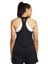 Musculosa deportiva Under Armour Launch Singlet color coral, de corte suelto, con espalda racerback y logo reflectivo en el pecho.