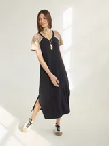 Vestido midi marrón con mangas cortas grises.