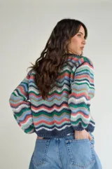 Saco tejido a mano en algodón con diseño de ondas en múltiples colores.