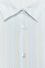 Camisa celeste con rayas verticales en blanco y amarillo, de corte entallado, cuello solapa y manga larga.
