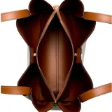 Bolso tote Guess modelo Nicolette, color beige con detalles en marrón. Confeccionado en mezcla de algodón con estructura semi rígida, doble asa superior, cierre con broche magnético y logo Guess metálico en el frente.