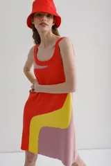 Vestido tejido de largo midi, con escote redondo y tirantes finos.