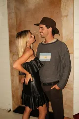 Suéter de tejido grueso color gris oscuro, corte oversize y cuello redondo con borde beige. Presenta un parche bordado con la bandera argentina en el pecho.